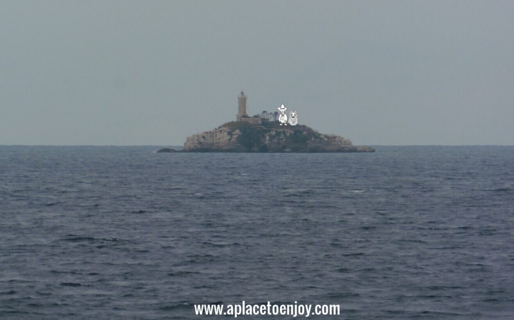 Pequeña isla en el mar