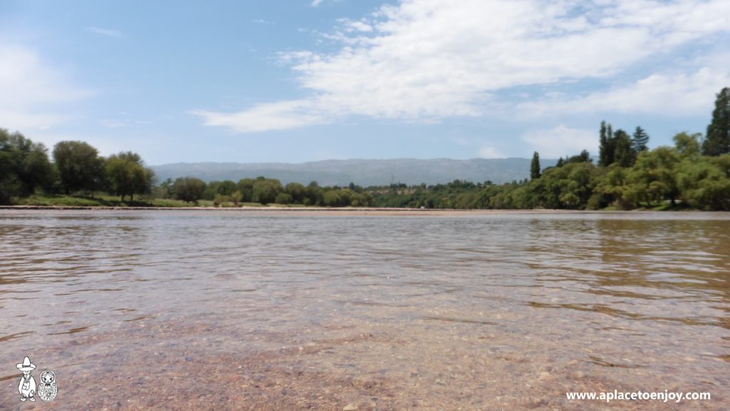 Aguas cristalinas en el río Los Sauces, Nono, Córdoba, Argentina